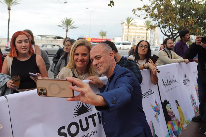 El actor Javier Gutiérrez a su paso por la alfombra roja de la inauguración del South International Series Festival. A 25 de octubre de 2024, en Cádiz (Andalucía, España). ARCHIVO.