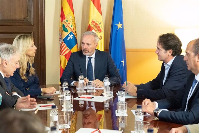 El presidente del Gobierno de Aragón, Jorge Azcón, reunido con la vicepresidenta, Mar Vaquero, y los consejeros de Interior, Roberto Bermúdez de Castro; Logística, Octavio López; y Bienestar Social, Carmen Susín; para analizar la DANA.