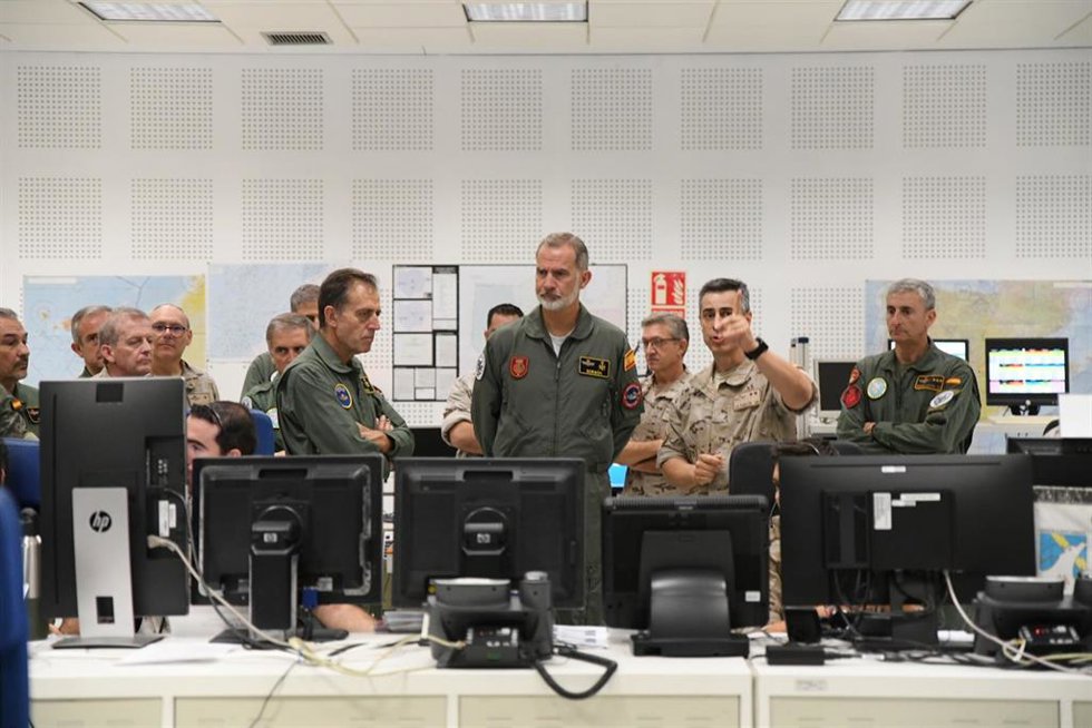 El Rey Felipe VI (c) participa en el ejercicio 'Sirio 2024', organizado por el Ejército del Aire y del Espacio, en la Base Aérea de Gando, a 30 de octubre de 2024, en Telde, Gran Canaria, Canarias (España). Este ejercicio, el principal adiestramiento an
