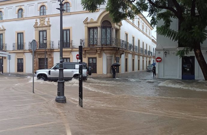 Calle Porvera en Jerez con agua acumulada por las lluvias de la Dana que atraviesa la provincia. Imagen de archivo. 