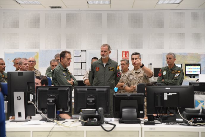 El Rey Felipe VI (c) participa en el ejercicio 'Sirio 2024', organizado por el Ejército del Aire y del Espacio, en la Base Aérea de Gando, a 30 de octubre de 2024, en Telde, Gran Canaria, Canarias (España). Este ejercicio, el principal adiestramiento anua