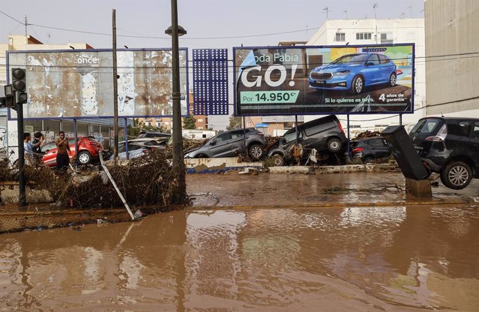 Vehicles destrossats després del pas de la DANA pel barri de la Torre, a València. 