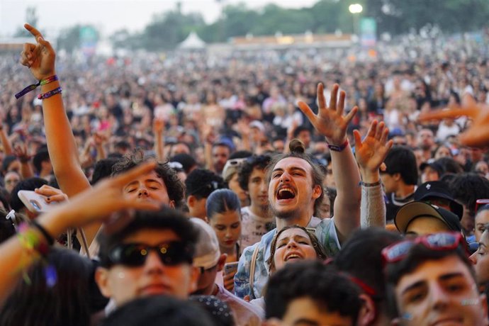 Archivo - Público asistente durante una actuación del grupo Vetusta Morlaen la última jornada del festival de O Son do Camiño, a 15 de junio de 2023, en Santiago de Compostela, A Coruña, Galicia (España). Vetusta Morla es una banda española de indie rock 