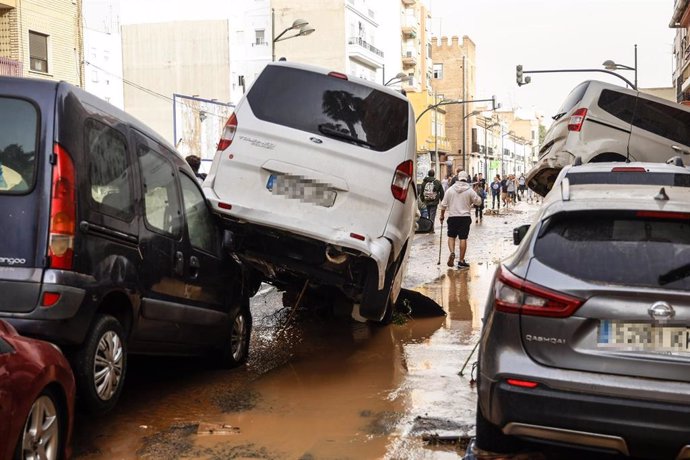 Coches destrozados tras el paso de la DANA por el barrio de La Torre de València. 