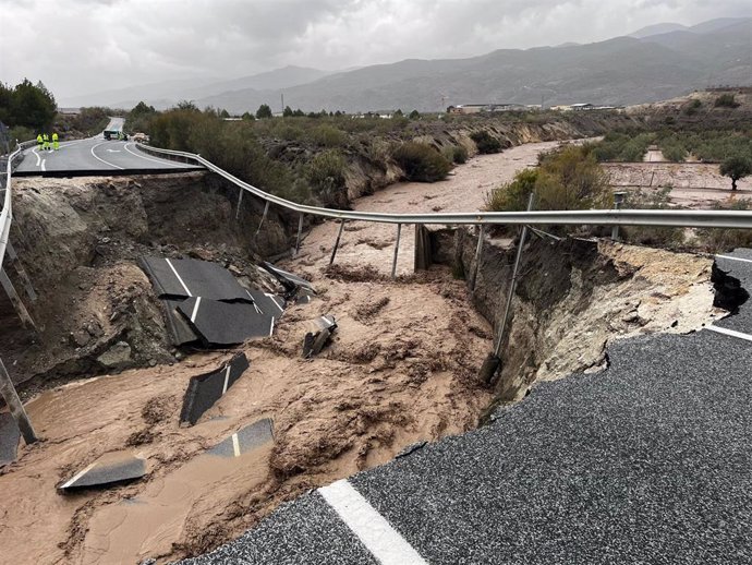 Los efectos de la DANA en la carretera A-334.