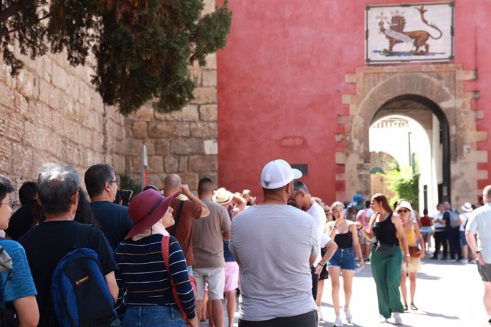 Archivo - Turistas en la Plaza del Triunfo guardan cola 