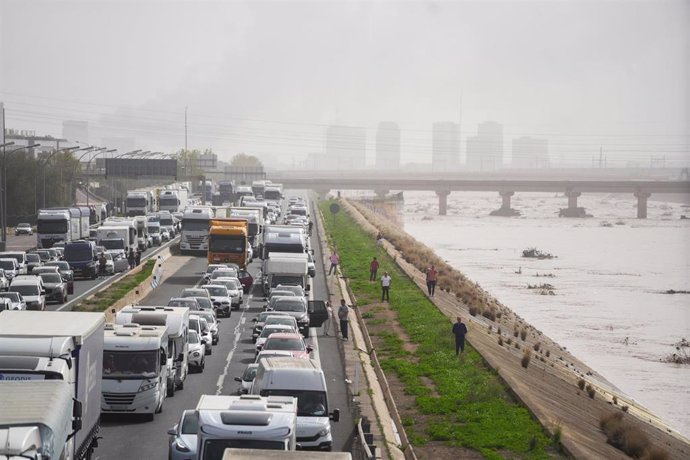 Decena de vehículos atascados en la A3, a 30 de octubre de 2024, en Valencia tras el paso de la DANA