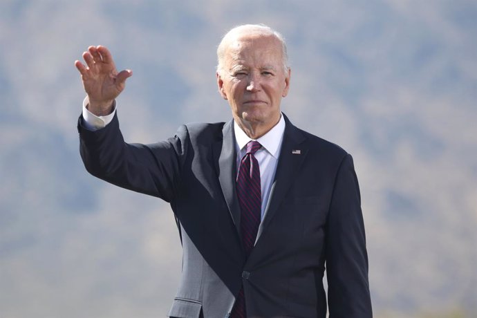 25 October 2024, US, Laveen: US President Joe Biden waves at the Gila River Indian Community in Laveen. Photo: Gage Skidmore/ZUMA Press Wire/dpa