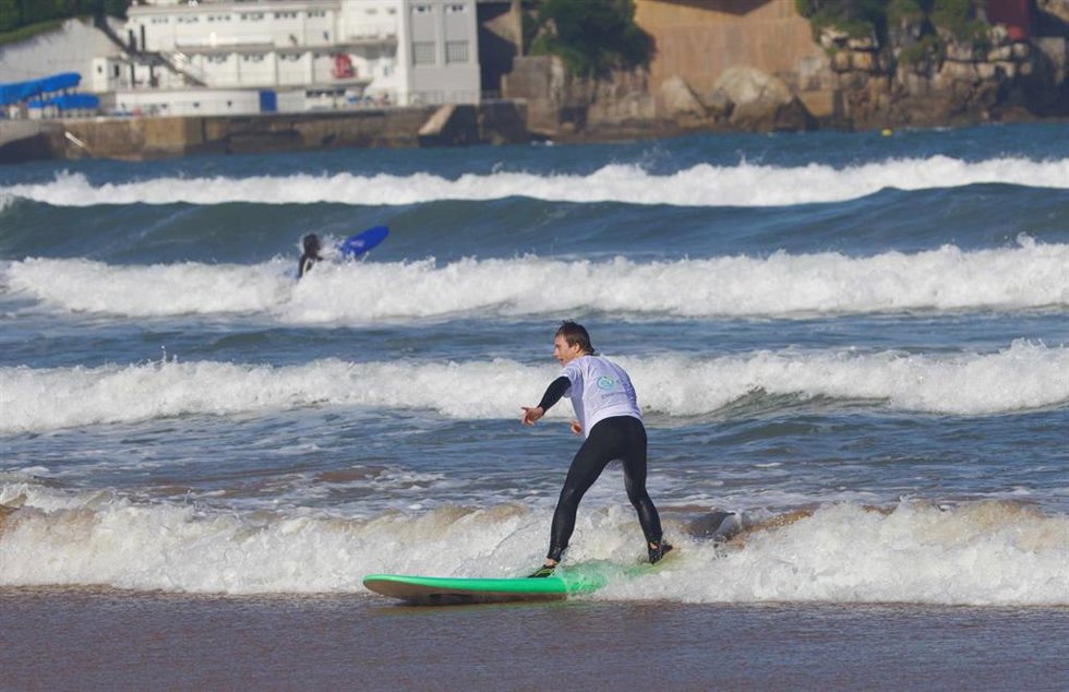Uno de los participantes en las EDP Open Sessions, en la playa de San Lorenzo de Gijón.