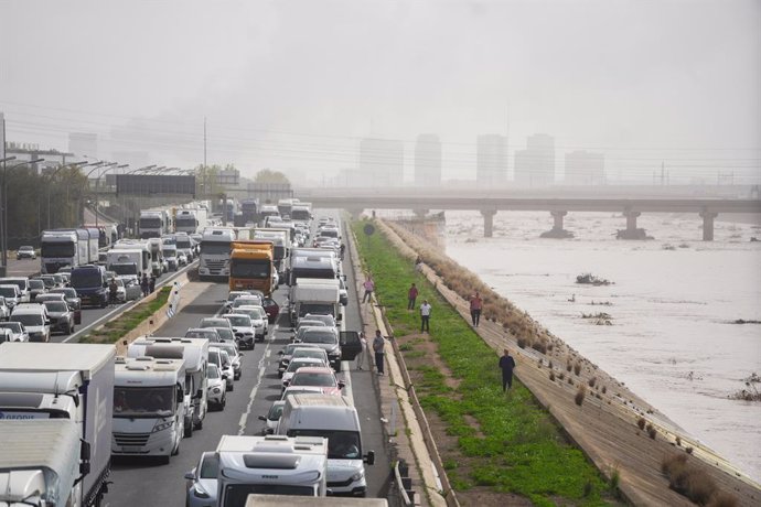 Decena de vehículos atascados en la A3, a 30 de octubre de 2024, en Valencia, Comunidad Valenciana (España). La Comunitat Valenciana ha registrado la gota fría "más adversa" del siglo en la región. La Generalitat ha activado el procedimiento de múltiples 