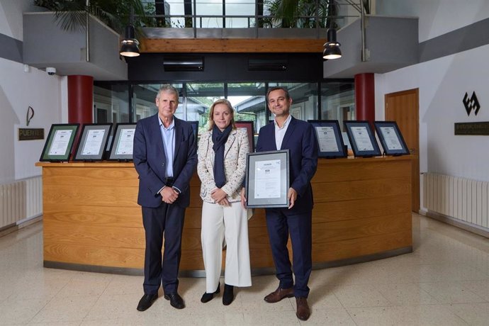 La CEO de Grupo Puentes, Purificación Torreblanca, recibe la acreditación de Responsabilidad Social, IQNet SR10. En la foto le acompañan Luís García Vegazo, director de Estudios y Contratación, y Marcos Arroyo Borbujo, director general Financiero - CFO