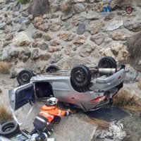 Herida una mujer tras salirse de la vía y volcar su vehículo en la A-355 en Coín (Málaga)