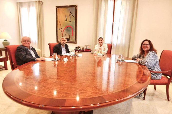 El presidente de Simebal, Miquel Lázaro (ci), y la presidenta del Govern, Marga Prohens, durante la audiencia.