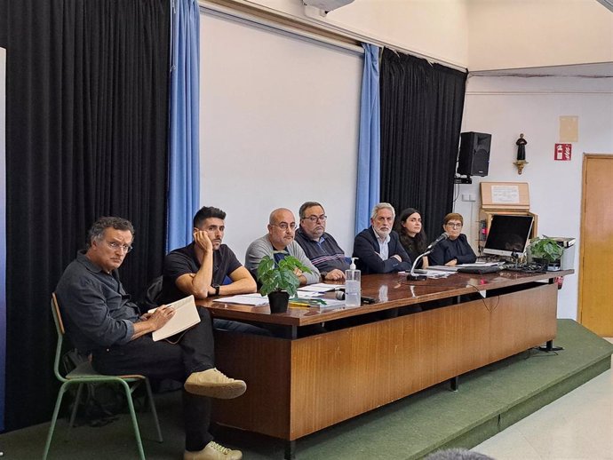 Representantes de la Conselleria de Educación y Universidades durante la reunión con el claustro del IES Politècnic.