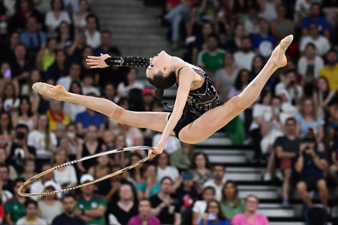 Archivo - La gimnasta alemana Darja Varfolomeev compite durante la final individual de gimnasia rítmica de los Juegos Olímpicos de París 2024 en el Porte de La Chapelle Arena.