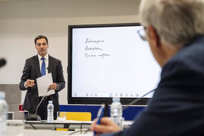 Pradales, acompañado de la consejera de Educación, Begoña Pedrosa, ha abierto la reunión celebrada en el Instituto de Educación Secundaria Koldo Mitxelena de Vitoria-Gasteiz