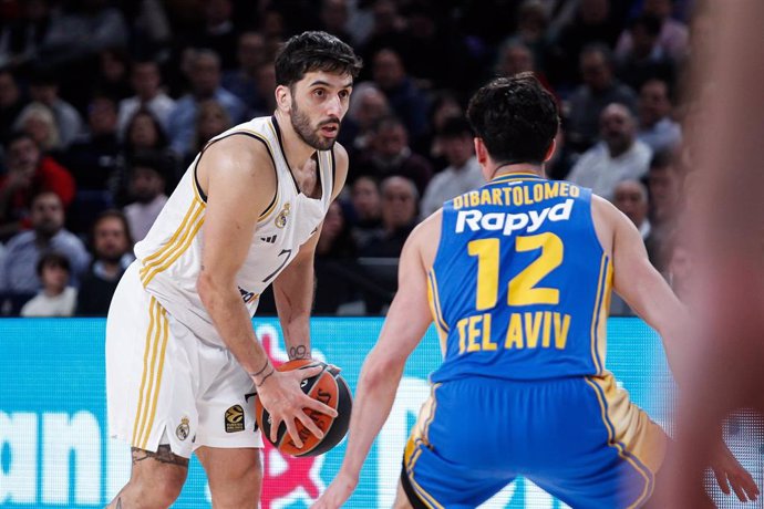 Archivo - Facundo Campazzo ante John Dibartolomeo en un Real Madrid-Maccabi Tel Aviv de la Euroliga 23-24