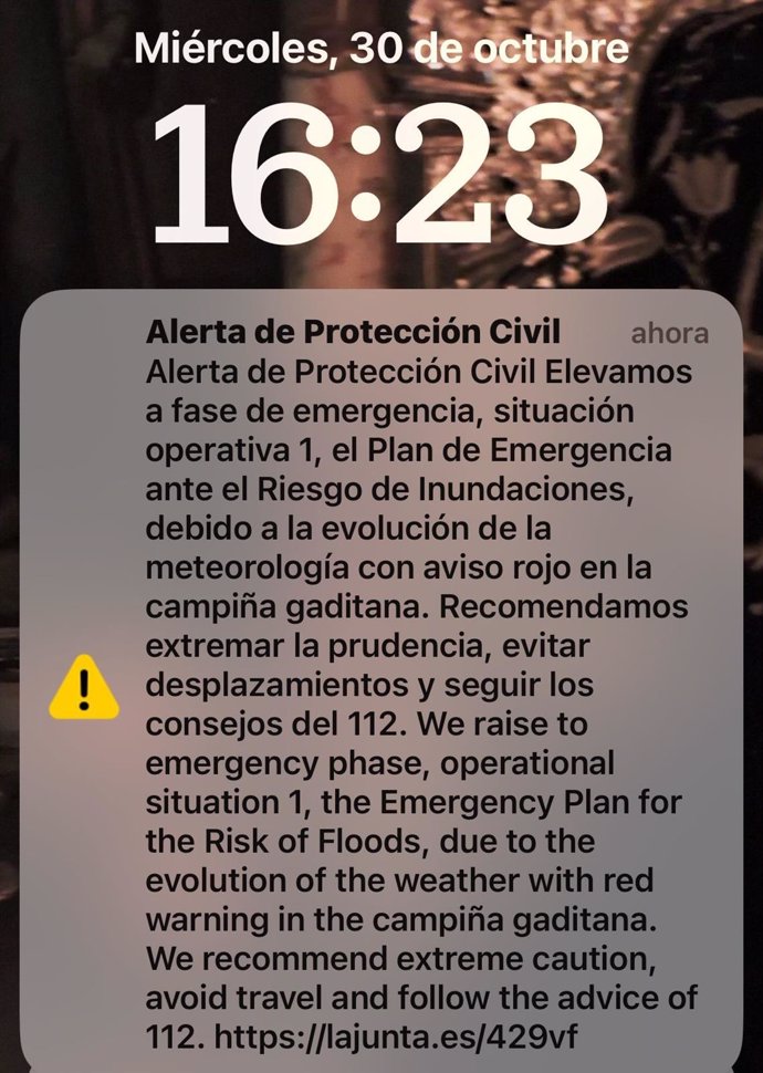 Captura de pantalla de un teléfono móvil con un aviso del sistema de alerta de Protección Civil por aviso de nivel rojo.