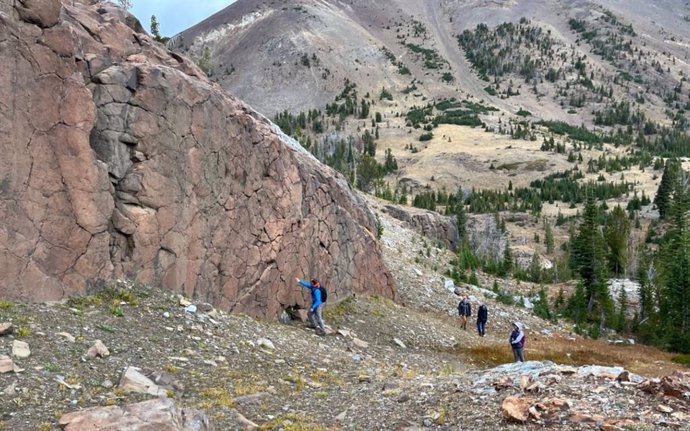 Montañas Wallowa en Oregón. Hace millones de años, esta capa transportó magma hacia la superficie de la Tierra durante las erupciones de basalto del río Columbia.