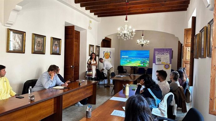 Representantes de la Secretaría de Estado de Turismo y la Mancomunitat del Pla de Mallorca en la reunión para dar a conocer el proyecto de experiencias agroturísticas.