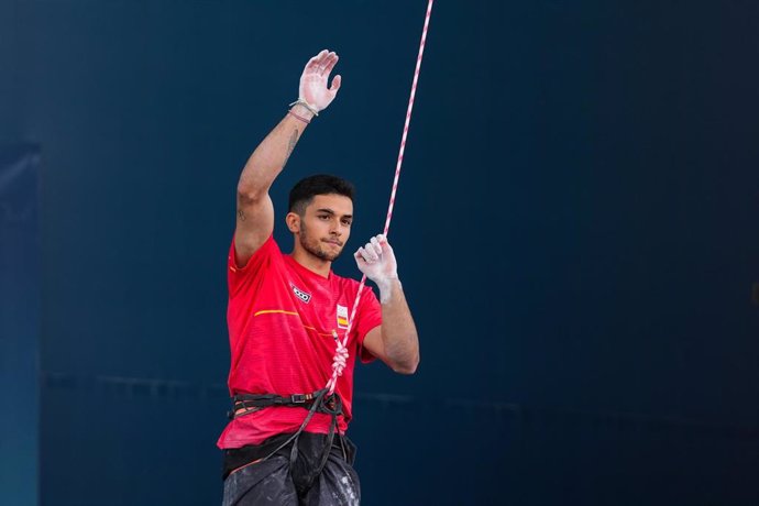 Archivo - El escalador español Alberto Gines saluda durante la final del Boulder masculino en los Juegos Olímpicos de París 2024.