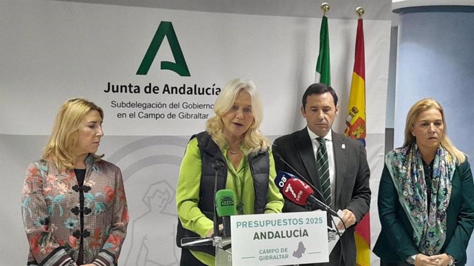 La delegada de la Junta de Andalucía en Cádiz, Mercedes Colombo, junto al subdelegado en el Campo de Gibraltar, Javier Ros, y las delegadas territoriales de Hacienda y Salud, Inmaculada Olivero, y Eva Pajares, respectivamente, en rueda de prensa.