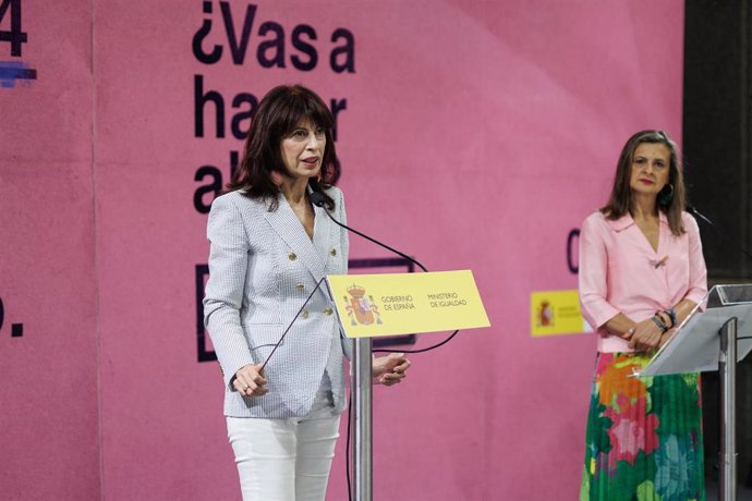 Archivo - La ministra de Igualdad, Ana Redondo (i), junto a la delegada del Gobierno contra la Violencia de Género, Carmen Martínez, a 25 de junio de 2024, en Madrid (España). (Imagen de archivo).