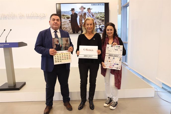 La vicepresidenta de Atención al Municipio y responsable del Centro de Ediciones de la Diputación de Málaga, María Francisca Caracuel, informa del impulso de la labor de la Asociación Botika con la impresión de 200 calendarios solidarios