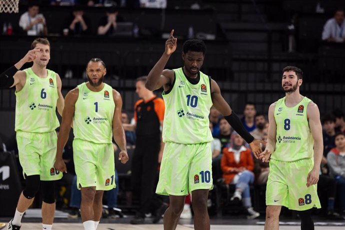 Los jugadores del Barça celebran la victoria contra el Anadolu Efes Istanbul en la Euroliga, en Estambul (Turquía)