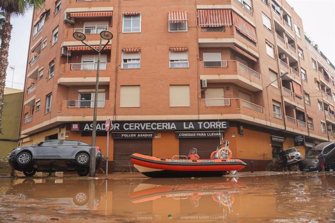 Lancha del equipo de bomberos en el barrio de la Torre, en Valencia, actúa por el temporal.