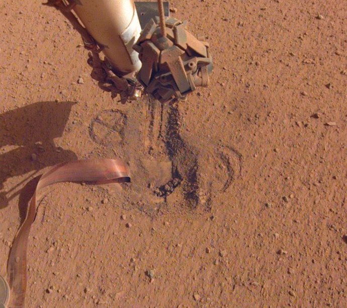 Archivo - InSight de la NASA retrajo su brazo robótico el 3 de octubre de 2020, revelando dónde el "topo" con forma de espiga está tratando de excavar en Marte.