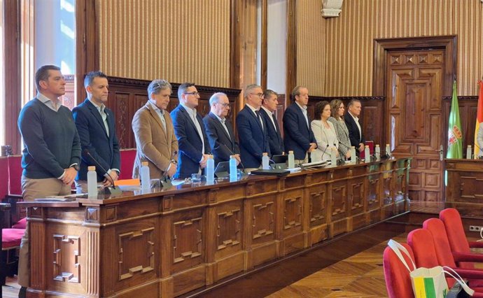 Representantes del PP en la Diputación durante el minuto de silencio guardado en el pleno en solidaridad con las víctimas de la DANA.