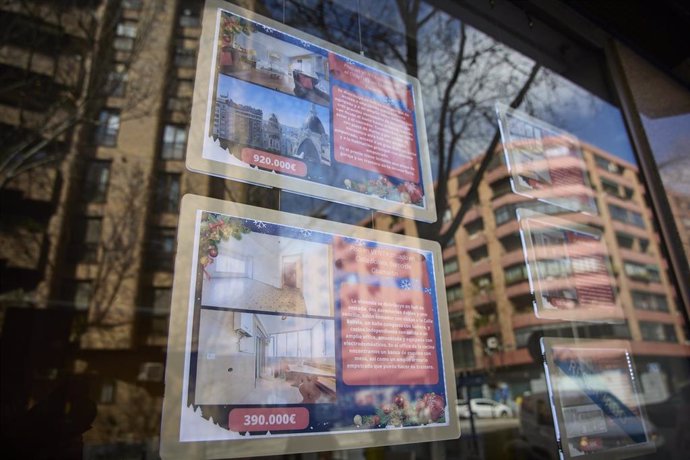 Archivo - Carteles de viviendas en venta en el escaparate de una inmobiliaria. 