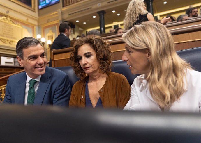 Archivo - El presidente del Gobierno, Pedro Sánchez; la vicepresidenta primera y ministra de Hacienda, María Jesús Montero y la vicepresidenta segunda y ministra de Trabajo, Yolanda Díaz.