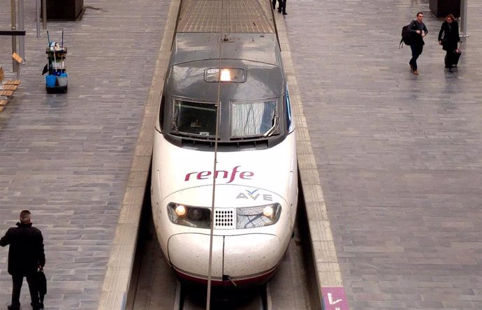 Archivo - Un AVE en la Estación Delicias de Zaragoza.