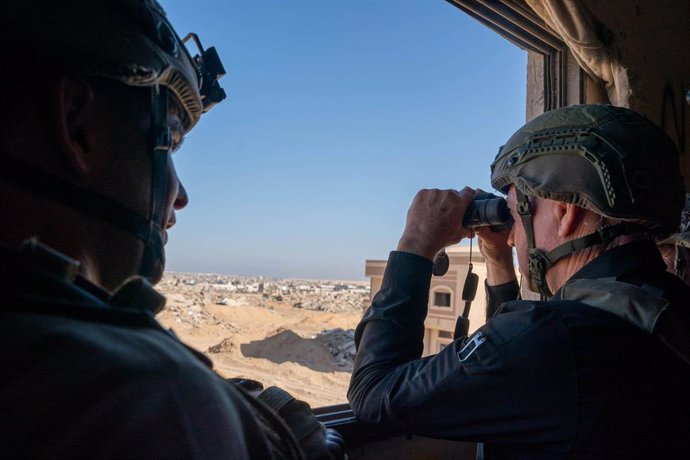 Imagen de archivo del ministro de Defensa de Israel, Yoav Gallant, mirando a través de unos prismáticos en la ciudad de Rafá, en el sur de la Franja de Gaza