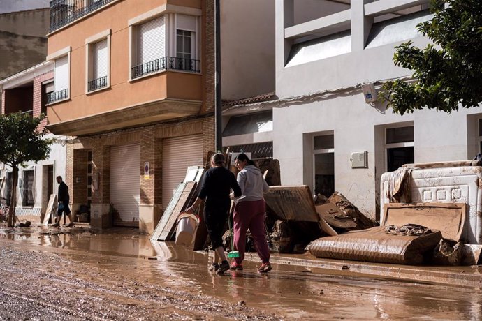 Varias personas revisan los estragos dejados por la DANA, a 30 de octubre de 2024, en Utiel, Valencia, Comunidad Valenciana (España). 