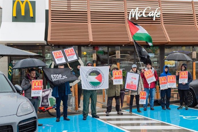 Activistas de la Acampada por Palestina de La Rioja se manifiestan ante el nuevo McDonald's de Villamediana