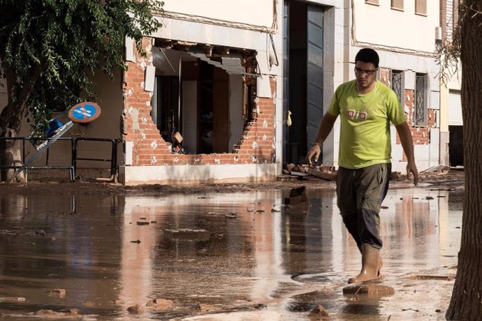 Una hombre ve los estragos dejados por la DANA, a 30 de octubre de 2024, en Utiel, Valencia, Comunidad Valenciana (España).