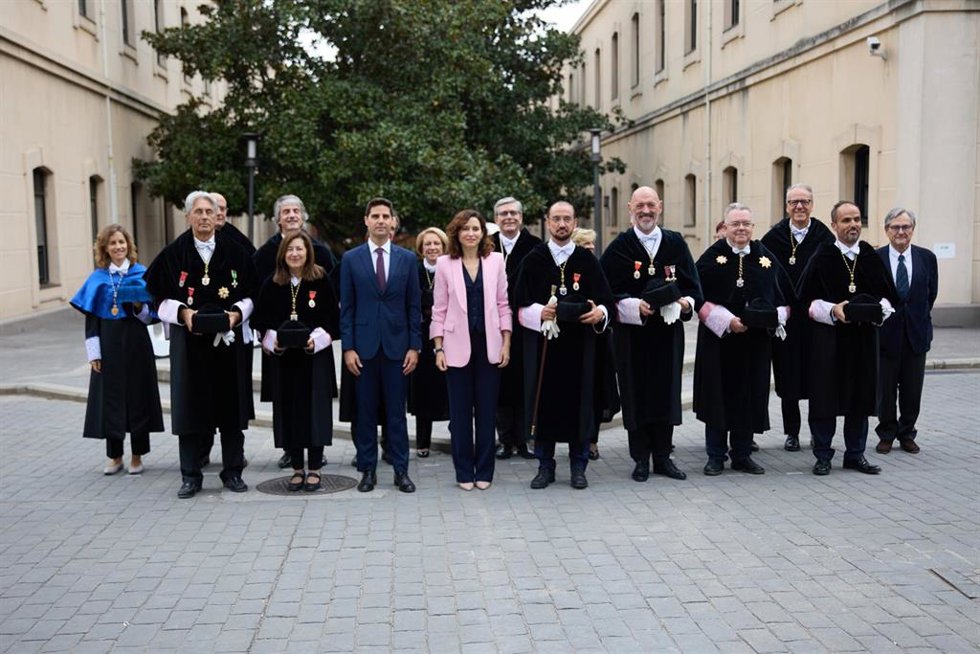Archivo - La presidenta de la Comunidad de Madrid, Isabel Díaz Ayuso, posa durante una foto de familia durante el acto de apertura del curso 2024/25 de las universidades madrileñas, en el campus de la Universidad Carlos III, el 19 de septiembre, en Geta