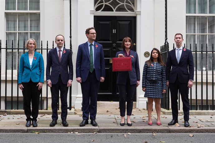 30 October 2024, United Kingdom, London: UK Chancellor of the Exchequer Rachel Reeves poses outside 11 Downing Street, London, with her ministerial red box and members of her Treasury team, before delivering her Budget in the Houses of Parliament. Photo: 