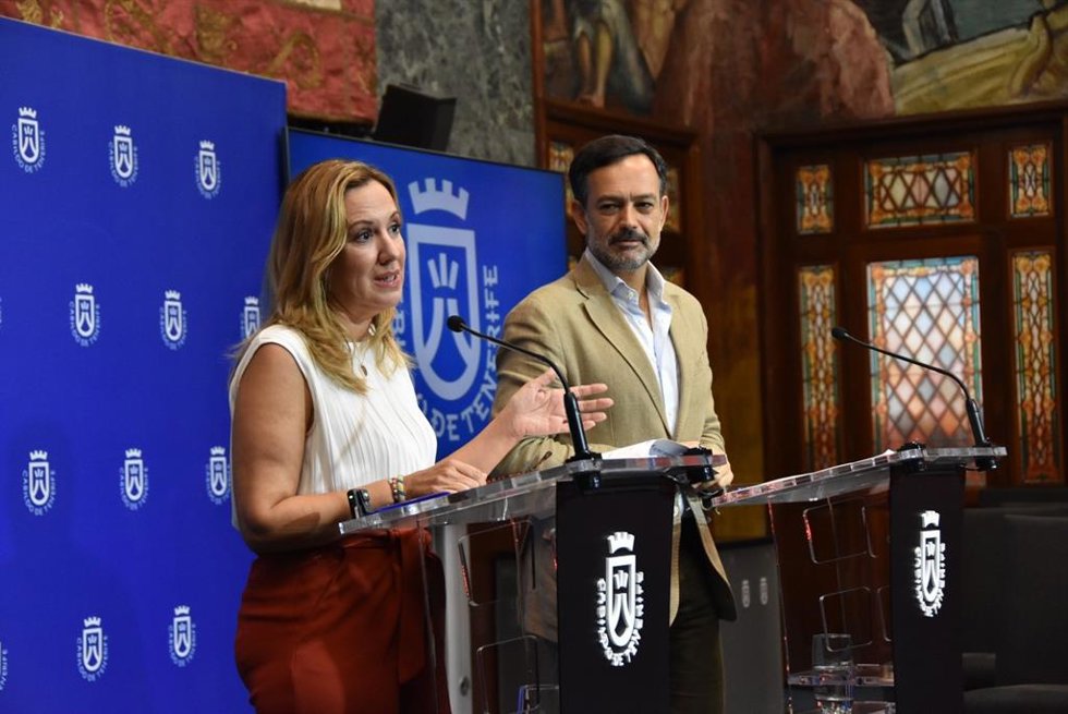 La presidenta del Cabildo de Tenerife, Rosa Dávila, y el vicepresidente, Lope Afonso, en una rueda de prensa