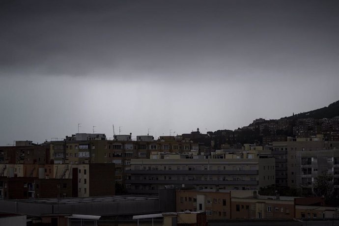 Cielo nublado en la ciudad de Barcelona, a 30 de octubre de 2024, en Barcelona, Catalunya (España). 