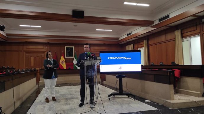 El alcalde de Córdoba, José María Bellido, y la teniente de alcalde delegada de Hacienda, Blanca Torrent, presentan los presupuestos municipales para 2025.