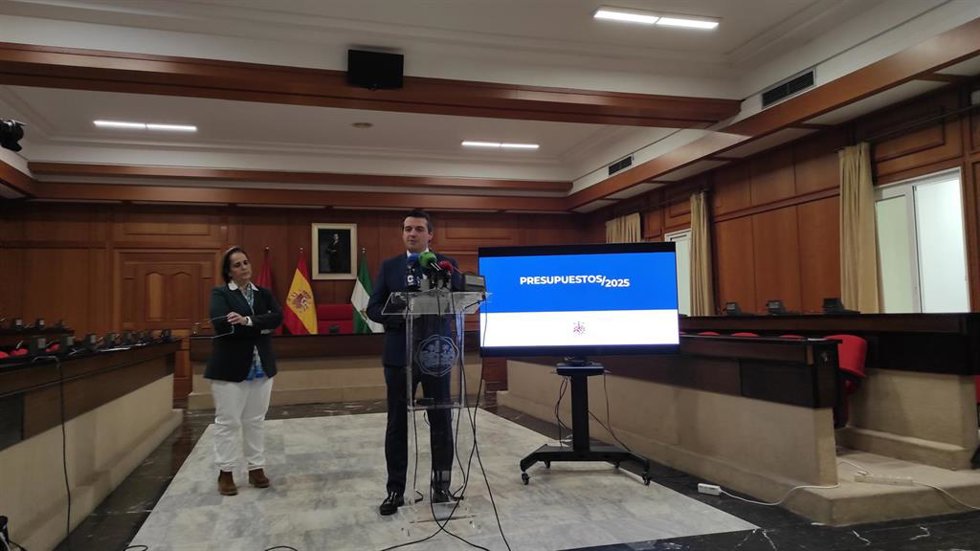 El alcalde de Córdoba, José María Bellido, y la teniente de alcalde delegada de Hacienda, Blanca Torrent, presentan los presupuestos municipales para 2025.