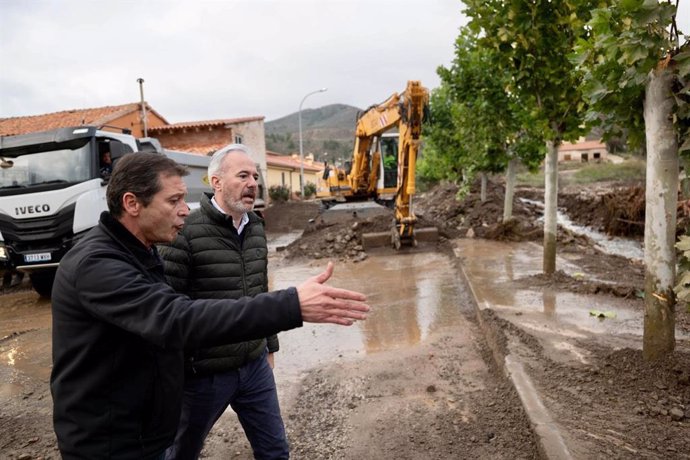 El presidente del Gobierno de Aragón, Jorge Azcón, visita la localidad turolense de Montalbán, junto a su alcalde, Carlos Sánchez Boix.