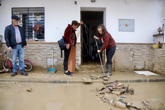 Vecinos de Cártama limpian tras el paso del la Dana. A 30 de octubre de 2024, en Málaga, Andalucía (España). La Dana hace estragos en la provincia de Málaga