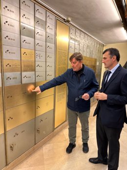 El alcalde de Cádiz, Bruno García, ha mantenido un encuentro este miércoles con el director del Instituto Cervantes, Luis García Montero, en la sede de la institución en Madrid.