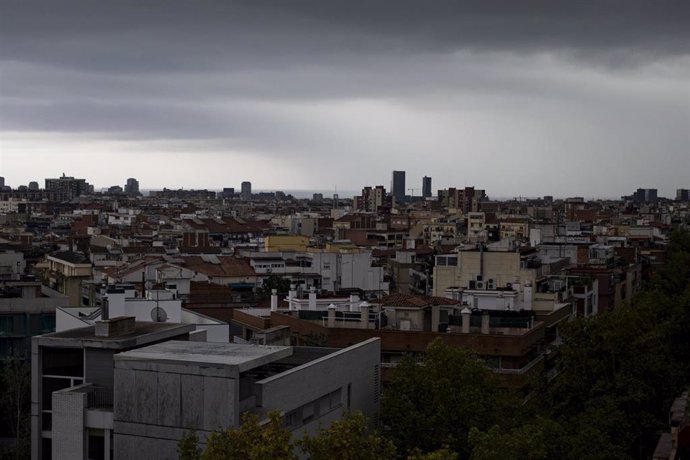 Cielo nublado en la ciudad de Barcelona, a 30 de octubre de 2024, en Barcelona, Catalunya (España). 