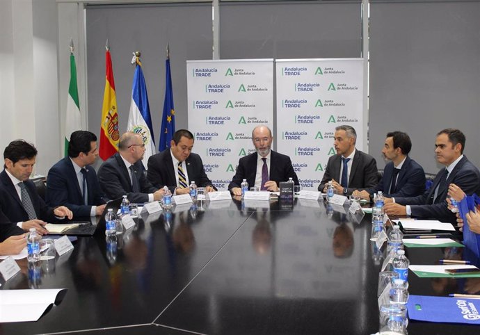 El encuentro entre la Junta de Andalucía con la embajada de El Salvador y 13 empresas andaluzas en la sede de Andalucía Trade.